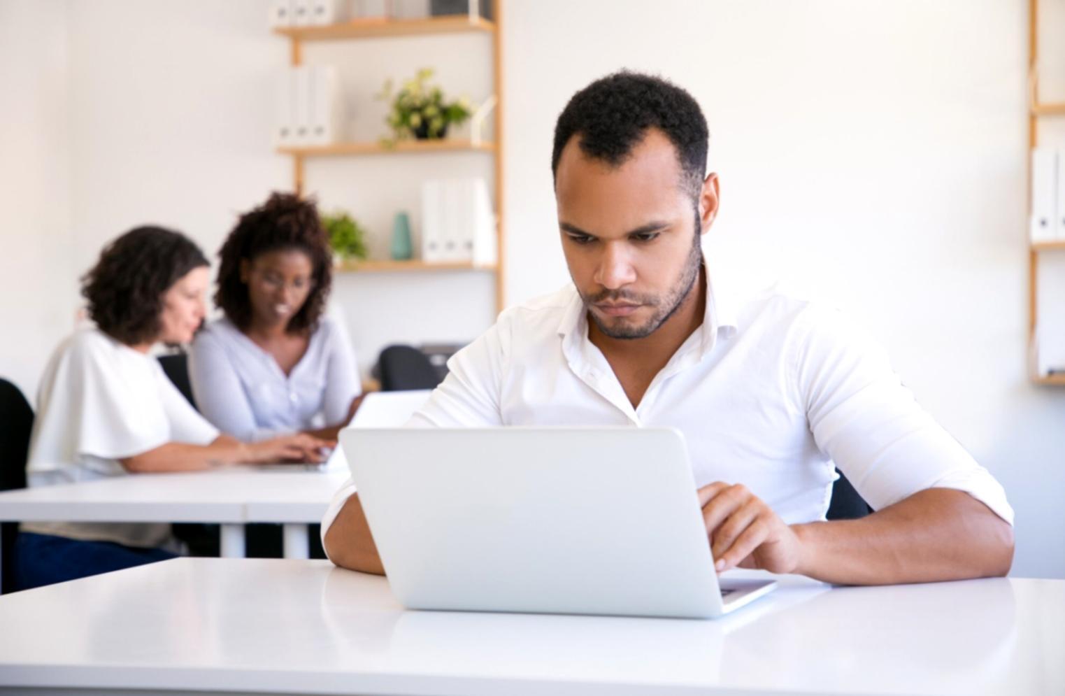 Infrastructure réseau professionnelle avec équipements de pointe